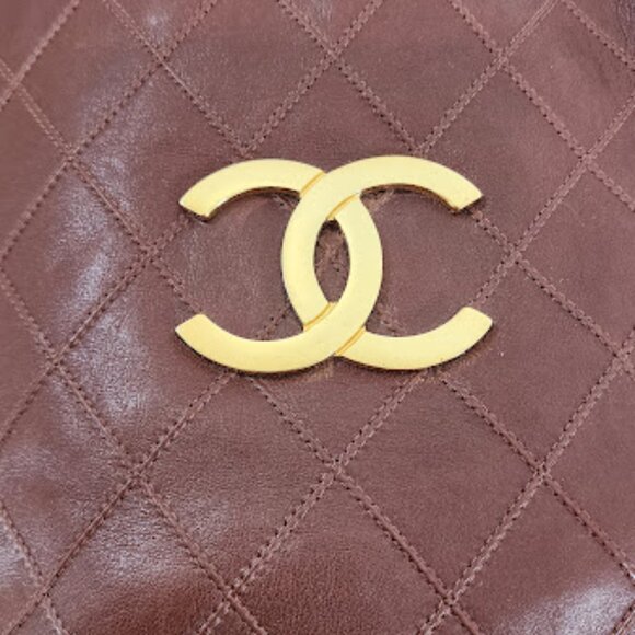 ✨ 𝐂𝐡𝐚𝐧𝐞𝐥 𝐌𝐚𝐝𝐞𝐦𝐨𝐢𝐬𝐞𝐥𝐥𝐞 𝐁𝐨𝐰𝐥𝐢𝐧𝐠  Chanel 1989-1991 Drawstring Bucket shoulder . Interior lining has been removed.